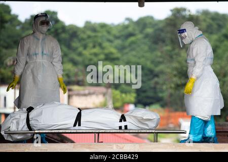 Kathmandu, Nepal. August 2020. Mitarbeiter der nepalesischen Armee, die persönliche Schutzausrüstung (PSA) tragen, zollen dem Verstorbenen vor der Einäscherung im Pashupati Electric Crematorium ihre letzte Ehre.EIN 32-jähriger Mann aus Dhading, der mit COVID-19 infiziert war, starb während einer Behandlung im HAMS Hospital. Nepal berichtet von 91 Covid-19 Todesfällen, da die Infektionszahlen 24432 erreichen. Kredit: SOPA Images Limited/Alamy Live Nachrichten Stockfoto