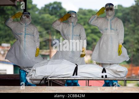 Kathmandu, Nepal. August 2020. Mitarbeiter der nepalesischen Armee, die persönliche Schutzausrüstung (PSA) tragen, zollen dem Verstorbenen vor der Einäscherung im Pashupati Electric Crematorium ihre letzte Ehre.EIN 32-jähriger Mann aus Dhading, der mit COVID-19 infiziert war, starb während einer Behandlung im HAMS Hospital. Nepal berichtet von 91 Covid-19 Todesfällen, da die Infektionszahlen 24432 erreichen. Kredit: SOPA Images Limited/Alamy Live Nachrichten Stockfoto