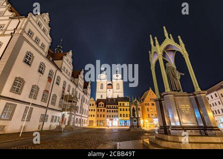 Wittenberg / Deutschland - 25. Februar 2017: Marktplatz mit Stadtkirche Wittenberg (Stadt- und Pfarrkirche St. Maria) und Martin-Luther-Denkmal Stockfoto