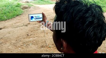 DISTRIKT KATNI, INDIEN - 18. SEPTEMBER 2019: PayPal Credit Logo auf Smartphone-Bildschirm von indischen Dorf Menschen Hand halten mobile Konzept angezeigt. Stockfoto