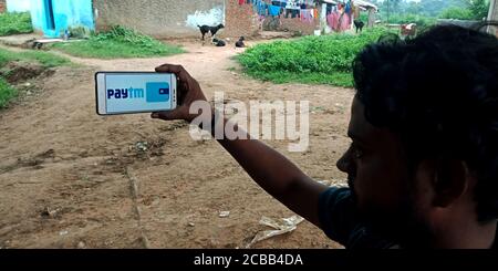 DISTRIKT KATNI, INDIEN - 18. SEPTEMBER 2019: PAYTM Wallet Logo auf Smartphone-Bildschirm von indischen Dorf Menschen Hand halten mobile Konzept angezeigt. Stockfoto