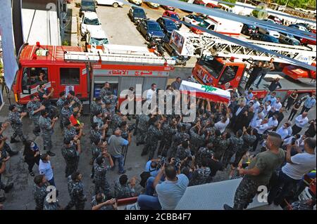 Beirut, Libanon. August 2020. Menschen tragen den Sarg des Feuerwehrmogs Joe Noon, der bei den Explosionen in Beirut, Libanon, am 12. August 2020 getötet wurde. Der libanesische Gesundheitsminister Hamad Hassan kündigte am Dienstag an, dass die Zahl der Todesopfer durch Beiruts Explosionen 171 erreicht habe, während die Zahl der Vermissten zwischen 30 und 40 liegt, berichtete die National News Agency. Quelle: Bilal Jawich/Xinhua/Alamy Live News Stockfoto