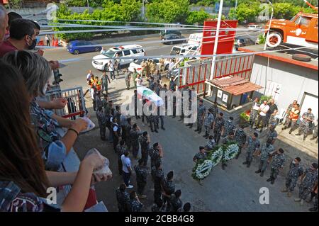 Beirut, Libanon. August 2020. Menschen tragen den Sarg des Feuerwehrmogs Joe Noon, der bei den Explosionen in Beirut, Libanon, am 12. August 2020 getötet wurde. Der libanesische Gesundheitsminister Hamad Hassan kündigte am Dienstag an, dass die Zahl der Todesopfer durch Beiruts Explosionen 171 erreicht habe, während die Zahl der Vermissten zwischen 30 und 40 liegt, berichtete die National News Agency. Quelle: Bilal Jawich/Xinhua/Alamy Live News Stockfoto