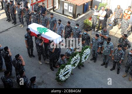 Beirut, Libanon. August 2020. Menschen tragen den Sarg des Feuerwehrmogs Joe Noon, der bei den Explosionen in Beirut, Libanon, am 12. August 2020 getötet wurde. Der libanesische Gesundheitsminister Hamad Hassan kündigte am Dienstag an, dass die Zahl der Todesopfer durch Beiruts Explosionen 171 erreicht habe, während die Zahl der Vermissten zwischen 30 und 40 liegt, berichtete die National News Agency. Quelle: Bilal Jawich/Xinhua/Alamy Live News Stockfoto