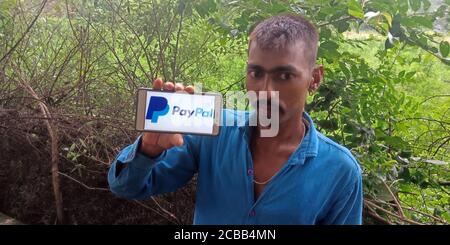 BEZIRK KATNI, INDIEN - 18. SEPTEMBER 2019: PayPal-Logo auf Smartphone-Bildschirm von indischen Dorf Mann Hand hält mobile Konzept angezeigt. Stockfoto