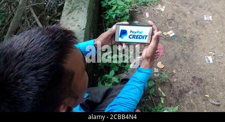 DISTRIKT KATNI, INDIEN - 18. SEPTEMBER 2019: PayPal Credit Logo auf dem Smartphone-Bildschirm von indischen Dorf Mann Hand hält mobile Konzept angezeigt. Stockfoto