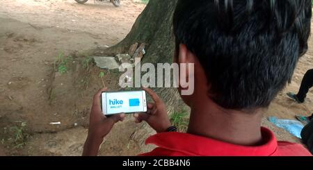 DISTRIKT KATNI, INDIEN - 18. SEPTEMBER 2019: Hike Wallet Logo auf Smartphone-Bildschirm von indischen Dorf Mann Hand hält mobile Konzept angezeigt. Stockfoto