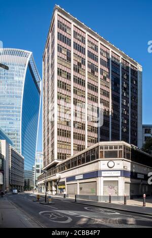 Schräge Ansicht von Turm und Podium, Blick nach Nordwesten auf Fenchurch Street. Die abgewinkelte Ecke mit der Uhr richtet sich an die Ecke mit Fen Court. The Wa Stockfoto