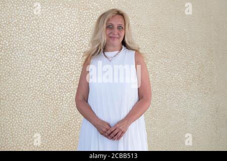 Prag, Tschechische Republik. August 2020. Die tschechische Harfenistin Jana Bouskova posiert für die Fotografin der Tschechischen Nachrichtenagentur (CTK) am 12. August 2020 in Prag, Tschechische Republik. Kredit: Ondrej Deml/CTK Foto/Alamy Live Nachrichten Stockfoto