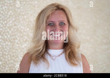 Prag, Tschechische Republik. August 2020. Die tschechische Harfenistin Jana Bouskova posiert für die Fotografin der Tschechischen Nachrichtenagentur (CTK) am 12. August 2020 in Prag, Tschechische Republik. Kredit: Ondrej Deml/CTK Foto/Alamy Live Nachrichten Stockfoto