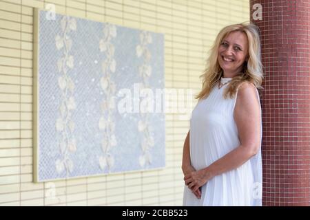 Prag, Tschechische Republik. August 2020. Die tschechische Harfenistin Jana Bouskova posiert für die Fotografin der Tschechischen Nachrichtenagentur (CTK) am 12. August 2020 in Prag, Tschechische Republik. Kredit: Ondrej Deml/CTK Foto/Alamy Live Nachrichten Stockfoto