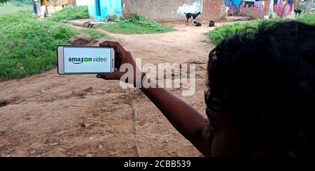 DISTRIKT KATNI, INDIEN - 18. SEPTEMBER 2019: Amazon Video-Logo auf Smartphone-Bildschirm von indischen Dorf Mann Hand hält mobile Konzept angezeigt. Stockfoto