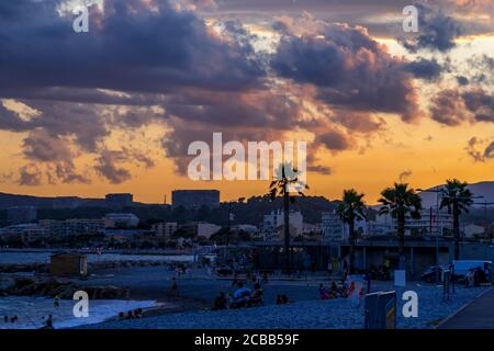 Cagnes-Sur-Mer, Frankreich 03.08.2020 Goldene und dunkle Wolken in der Abendstadt in Strandnähe. Himmlisch verträumt flauschig bunte Fantasy-Wolken. Sommerzeit. Stockfoto