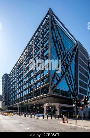 Schräge Ansicht der Nord- und Westhöhe, südöstlich von der Cannon Street, mit dem dramatischen strukturellen Exoskelett. City of London Lockdown 2020 Stockfoto