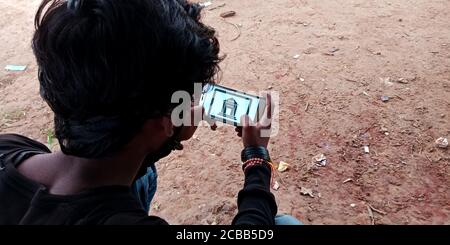 DISTRIKT KATNI, INDIEN - 18. SEPTEMBER 2019: Online Bank Logo auf Smartphone-Bildschirm von indischen Dorf Mann Hand hält mobile Konzept angezeigt. Stockfoto