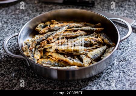 Nordportugal traditionelle Küche kleine frittierte Sardinen für Familienessen Und Mittagessen Stockfoto