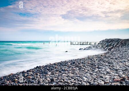 Der wilde Sturm beschädigte den Hafenpier im alten Fischerdorf Vitt. Die Ostseeküste des Landkreises Vorpommern, Rügen, Deutschland Stockfoto