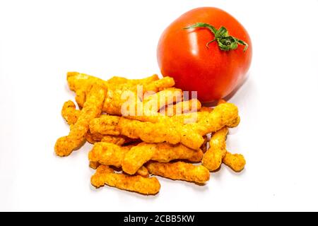 Ein Bild von frischen Tomaten und Kurkure mit weißem Hintergrund Stockfoto