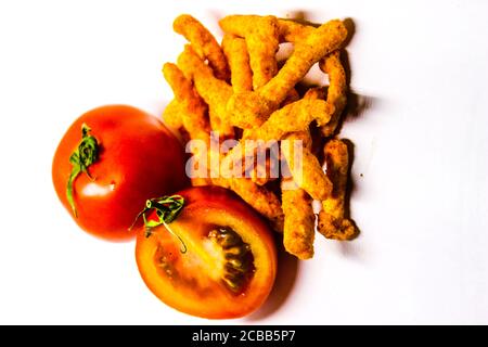 Ein Bild von frischen Tomaten und Kurkure mit weißem Hintergrund Stockfoto