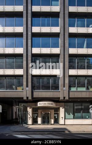 Axialer Blick auf den Haupteingang auf der Ostseite mit Blick nach Westen von der Prince's Street, zeigt 6 Etagen. City of London Lockdown 2020 - 7-8 Prince's Street, Stockfoto