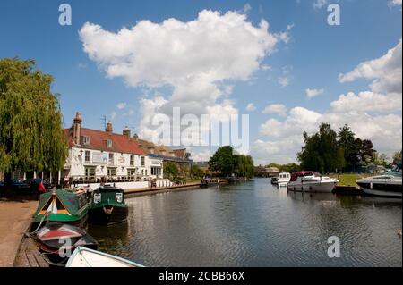 Menschen, die vor dem Cutter Inn am Ufer des Flusses Great Ouse, Cambridgeshire, England sitzen. Stockfoto