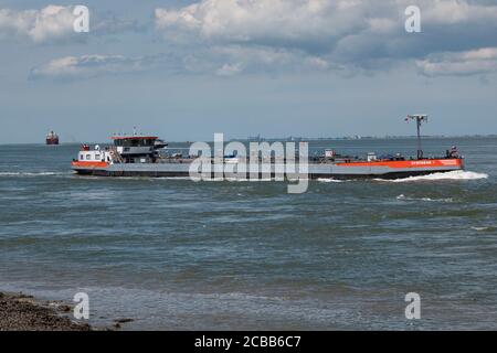 Terneuzen, Niederlande, 12. Juli 2020, der Tanker ein Binnenschiff fährt unter holländischer Flagge Stockfoto