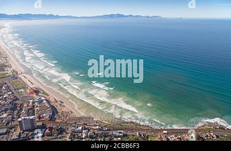 Kapstadt, Westkap / Südafrika - 06/30/2020: Luftaufnahme von Surfern und Wellen am Muizenberg Beach Stockfoto