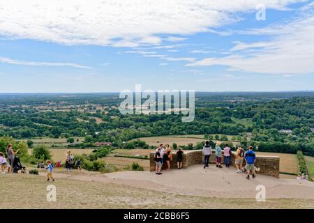 Der Blick vom Gipfel eines geschäftigen Box Hill auf den Weald an einem Sommertag, Dorking Surrey England Stockfoto