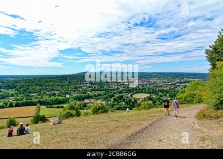 Der Blick vom Gipfel eines geschäftigen Box Hill auf den Weald an einem Sommertag, Dorking Surrey England Stockfoto