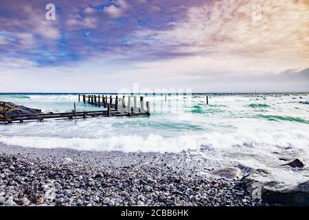 Beschädigte Brücke am Dorf bei Kap Arkona, Rügen in Deutschland Stockfoto