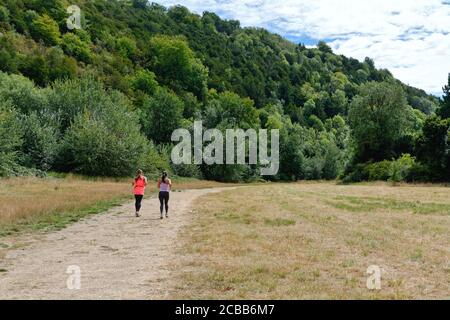 Rückansicht von zwei jungen Läuferinnen auf dem Land In der Surrey Hills Dorking Surrey England Großbritannien Stockfoto