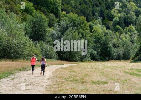 Rückansicht von zwei jungen Läuferinnen auf dem Land In der Surrey Hills Dorking Surrey England Großbritannien Stockfoto