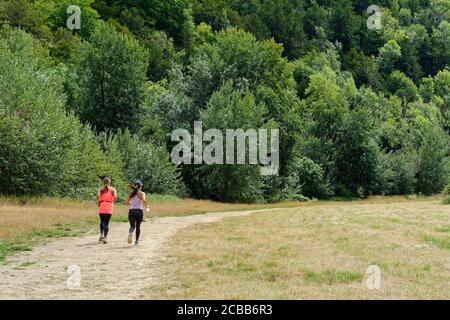 Rückansicht von zwei jungen Läuferinnen auf dem Land In der Surrey Hills Dorking Surrey England Großbritannien Stockfoto