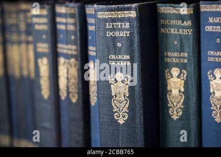 Nahaufnahme antiker Bücher von Charles Dickens in Folge Auf einem Regal mit selektivem Fokus auf Little Dorrit Stockfoto