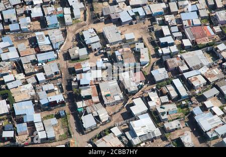 Kapstadt, Westkap / Südafrika - 07/24/2020: Luftaufnahme von Hütten in Kapstadt Stockfoto