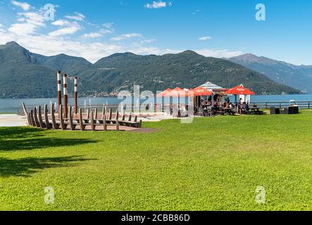 Germignaga, Lombardei, Italien - 11. September 2019: Blick auf den Boschettino Park mit Bar im Freien am Ufer des Lago Maggiore in Germignaga, Provinz V Stockfoto