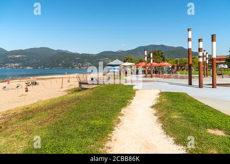 Germignaga, Lombardei, Italien - 11. September 2019: Blick auf den Boschettino Park mit Strand und Bar im Freien am Ufer des Lago Maggiore in Germignaga, pro Stockfoto