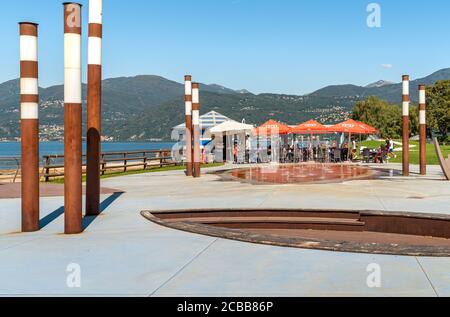 Germignaga, Lombardei, Italien - 11. September 2019: Blick auf den Boschettino Park mit Bar im Freien am Ufer des Lago Maggiore in Germignaga, Provinz V Stockfoto