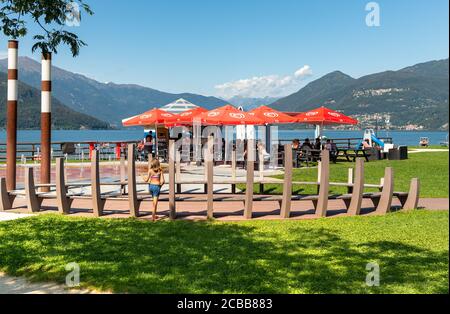 Germignaga, Lombardei, Italien - 11. September 2019: Blick auf den Boschettino Park mit Bar im Freien am Ufer des Lago Maggiore in Germignaga, Provinz V Stockfoto