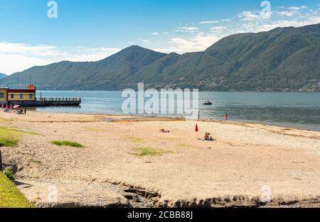 Germignaga, Lombardei, Italien - 11. September 2019: Blick auf den Strand am Boschettino Park am Lago Maggiore in Germignaga, Provinz Varese, Italien Stockfoto