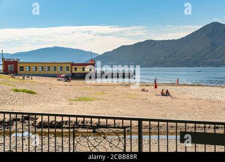 Germignaga, Lombardei, Italien - 11. September 2019: Blick auf den Strand am Boschettino Park am Lago Maggiore in Germignaga, Provinz Varese, Italien Stockfoto