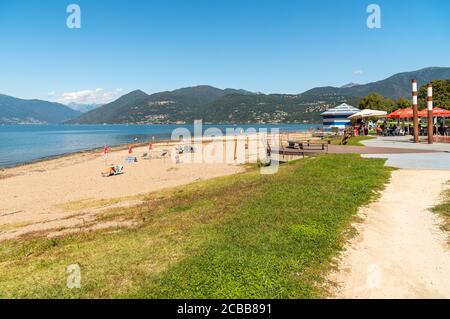 Germignaga, Lombardei, Italien - 11. September 2019: Blick auf den Boschettino Park mit Strand und Bar im Freien am Ufer des Lago Maggiore in Germignaga, pro Stockfoto