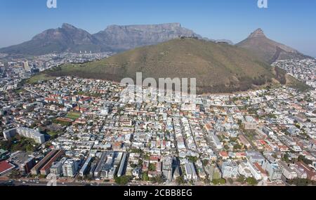 Kapstadt, Westkap / Südafrika - 07/24/2020: Luftaufnahme von Greenpoint mit Lions Head und Tafelberg im Hintergrund Stockfoto