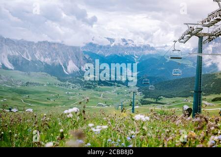 Paar im Urlaub Wandern in den italienischen Dolomiten, herrliche Aussicht auf Seceda. Trentino Südtirol, Dolomiten Alpen, Südtirol, Italien, Europa. Leerlauf Stockfoto