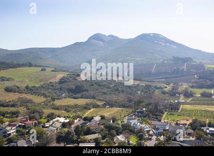 Kapstadt, Westkap / Südafrika - 07/24/2020: Luftaufnahme von Paarl Rock und umliegenden Weinfarmen Stockfoto