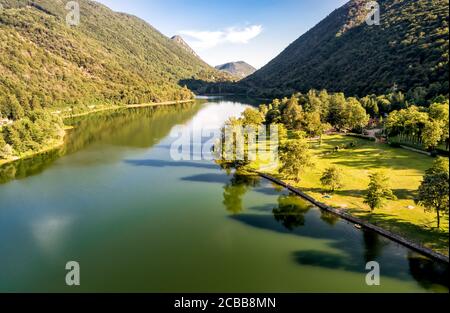 Luftaufnahme des Ghirla-Sees am Sommernachmittag, Provinz Varese, Italien Stockfoto