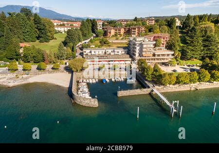 Luftaufnahme des Anlegers von Ispra, ist kleine Stadt an der Küste des Lago Maggiore in der Provinz von Varese, Lombardei, Italien Stockfoto