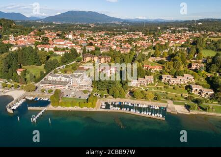 Luftaufnahme von Ispra, ist kleine Stadt an der Küste des Lago Maggiore in der Provinz von Varese, Lombardei, Italien Stockfoto