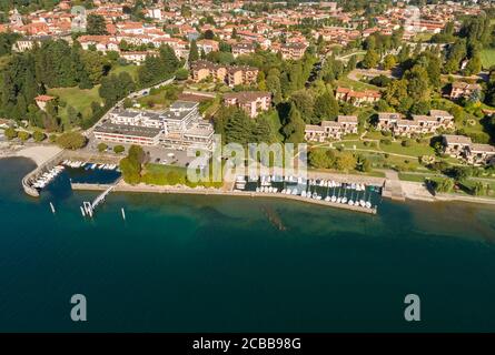 Luftaufnahme des Anlegers von Ispra, ist kleine Stadt an der Küste des Lago Maggiore in der Provinz von Varese, Lombardei, Italien Stockfoto