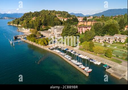 Luftaufnahme des Anlegers von Ispra, ist kleine Stadt an der Küste des Lago Maggiore in der Provinz von Varese, Lombardei, Italien Stockfoto